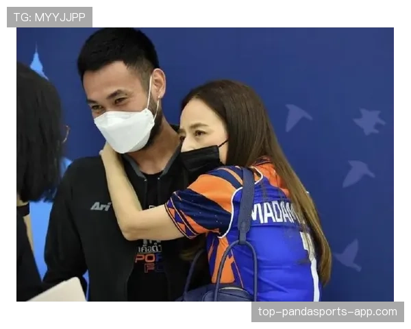 季丽萍训练完直接拎爱马仕去接娃，这妈系富婆谁顶得住